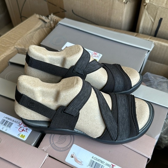 BZEES Chance Washable Strappy Sandals - Picture 5 of 7